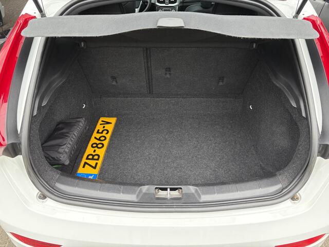 Volvo V40 1.5 T3 Polar+ Sport Automaat / Panoramadak / Leder-nubuck / Climate control /Cruise control / Parkeercamera / Stoelverwarming voor / Harman Kardon audio /Extra getint glas achter