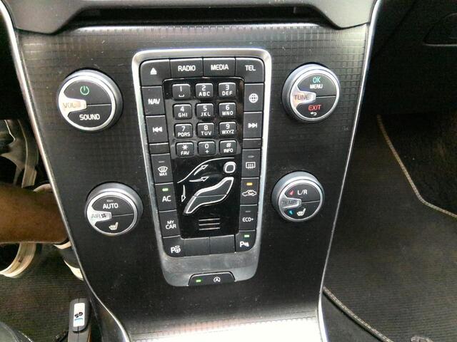 Volvo V40 1.5 T3 Polar+ Sport | Trekhaak | DAB | Harman/Kardon | Keyless entry/start | Panoramadak | Regensensor | stoelverwarming | Parkeercamera | Parkeersensoren V+A |
