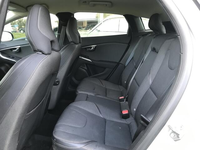 Volvo V40 CROSS COUNTRY 2.0 D3 Nordic+ Automaat | Rijklaar incl garantie | Standkachel Trekhaak Verwarmbaar voorruit