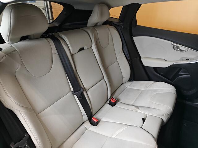 Volvo V40 CROSS COUNTRY 2.0 T3 Momentum dealer onderhouden navigatie