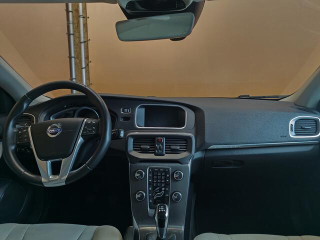 Volvo V40 CROSS COUNTRY 2.0 T3 Momentum dealer onderhouden navigatie