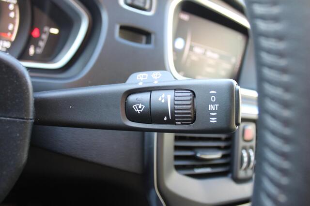 Volvo V40 CROSS COUNTRY T3 152Pk Automaat Polar+ Luxury Lederen Bekleding / Standkachel / Verwarmbare voorruit / Trekhaak / Elektrisch verstelbare bestuurdersstoel met geheugen
