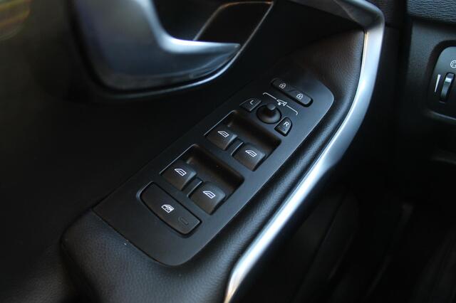 Volvo V40 CROSS COUNTRY T3 152Pk Automaat Polar+ Luxury Lederen Bekleding / Standkachel / Verwarmbare voorruit / Trekhaak / Elektrisch verstelbare bestuurdersstoel met geheugen