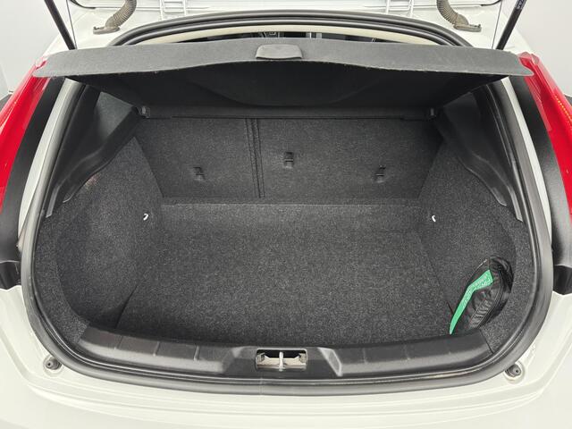 Volvo V40 CROSS COUNTRY 1.5 T3 Edition+ | Bluetooth | Navigatie