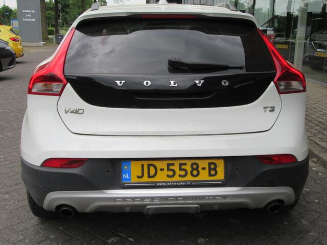 Volvo V40 CROSS COUNTRY 2.0 T3 Momentum, trekhaak,clima (occasion)