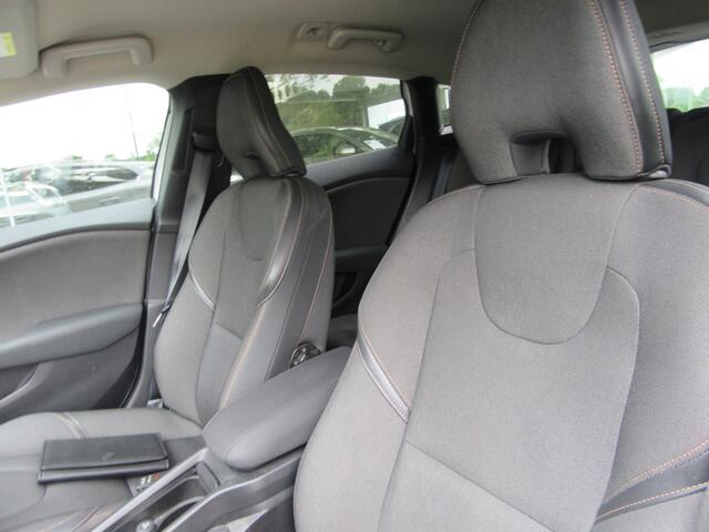 Volvo V40 CROSS COUNTRY 2.0 T3 Momentum, trekhaak,clima (occasion)
