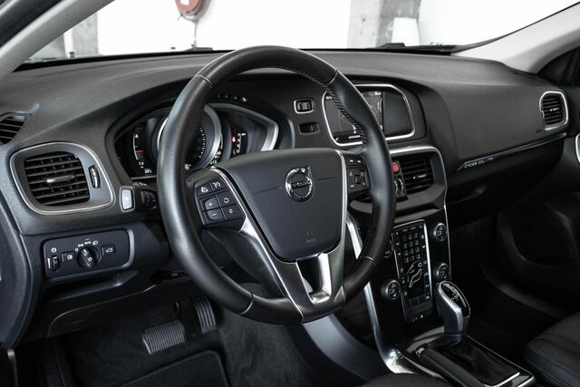 Volvo V40 CROSS COUNTRY T3 Automaat Nordic+ | Dealeronderhouden | Parkeerverwarming | Stoelverwarming | Volvo on Call | High performance audio | Parkeersensoren achter | Climate control | 17'' lichtmetalen velgen