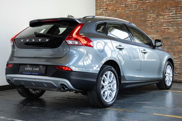 Volvo V40 CROSS COUNTRY T3 Automaat Nordic+ | Dealeronderhouden | Parkeerverwarming | Stoelverwarming | Volvo on Call | High performance audio | Parkeersensoren achter | Climate control | 17'' lichtmetalen velgen