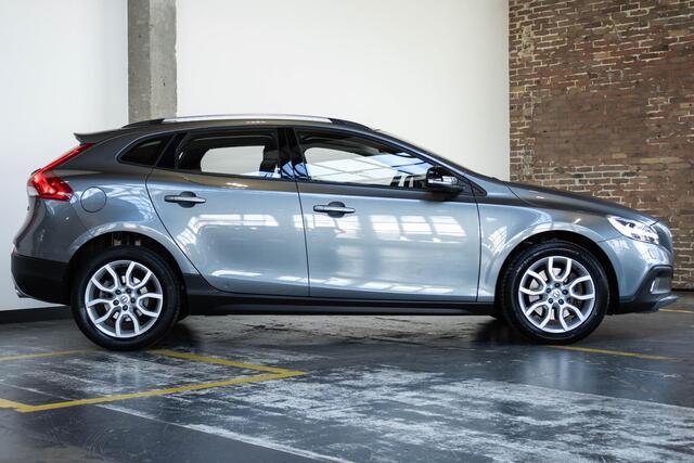 Volvo V40 CROSS COUNTRY T3 Automaat Nordic+ | Dealeronderhouden | Parkeerverwarming | Stoelverwarming | Volvo on Call | High performance audio | Parkeersensoren achter | Climate control | 17'' lichtmetalen velgen
