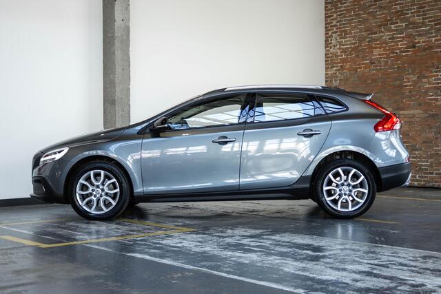 Volvo V40 CROSS COUNTRY T3 Automaat Nordic+ | Dealeronderhouden | Parkeerverwarming | Stoelverwarming | Volvo on Call | High performance audio | Parkeersensoren achter | Climate control | 17'' lichtmetalen velgen