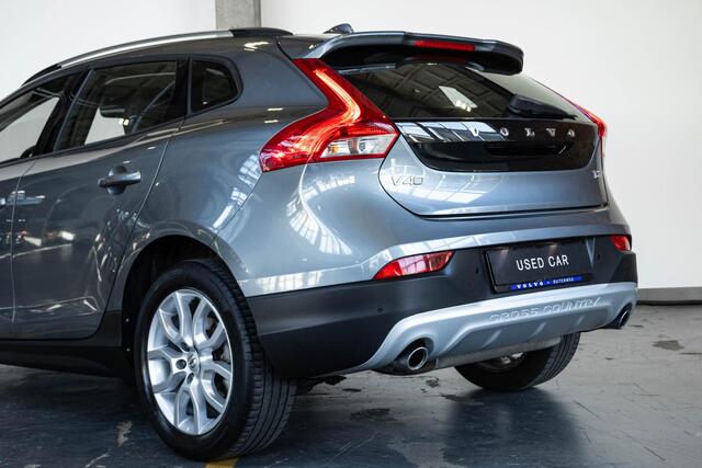 Volvo V40 CROSS COUNTRY T3 Automaat Nordic+ | Dealeronderhouden | Parkeerverwarming | Stoelverwarming | Volvo on Call | High performance audio | Parkeersensoren achter | Climate control | 17'' lichtmetalen velgen
