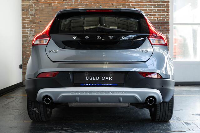 Volvo V40 CROSS COUNTRY T3 Automaat Nordic+ | Dealeronderhouden | Parkeerverwarming | Stoelverwarming | Volvo on Call | High performance audio | Parkeersensoren achter | Climate control | 17'' lichtmetalen velgen
