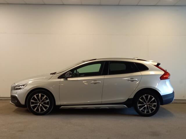 Volvo V40 CROSS COUNTRY 1.5 T3 Polar+ Luxury | Navigatie | Comfort stoelen leder | Camera | Panorama dak |