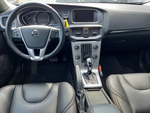 Volvo V40 CROSS COUNTRY 1.5 T3 Polar+ Luxury | Navigatie | Comfort stoelen leder | Camera | Panorama dak |