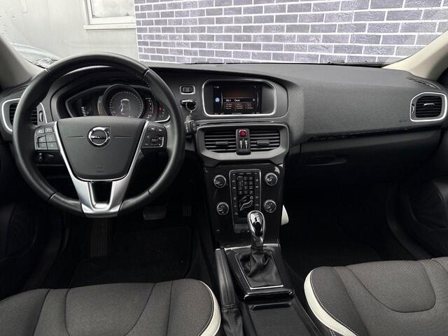 Volvo V40 CROSS COUNTRY 1.5 T3 Dynamic Edition | Trekhaak | Stoelverwarming | Cruise Control | Climate Control | Parkeersensoren | Dealeronderhouden |