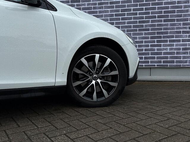 Volvo V40 CROSS COUNTRY 1.5 T3 Dynamic Edition | Trekhaak | Stoelverwarming | Cruise Control | Climate Control | Parkeersensoren | Dealeronderhouden |