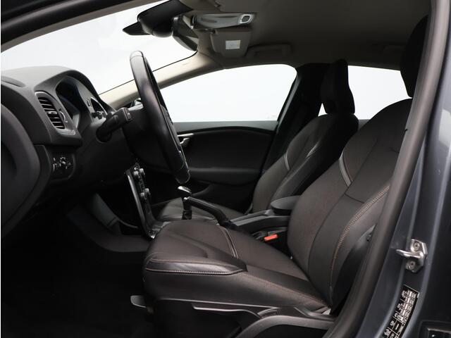 Volvo V40 CROSS COUNTRY 2.0 T3 Nordic+ / Trekhaak / Standkachel / Stoel+voorruitverwarming