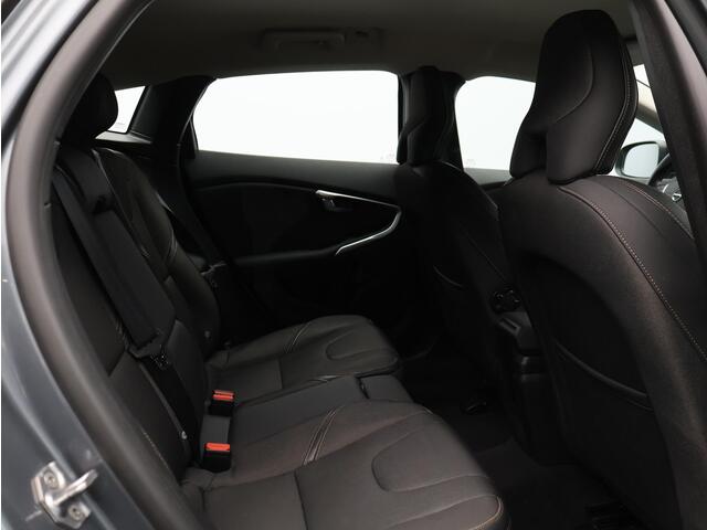 Volvo V40 CROSS COUNTRY 2.0 T3 Nordic+ / Trekhaak / Standkachel / Stoel+voorruitverwarming