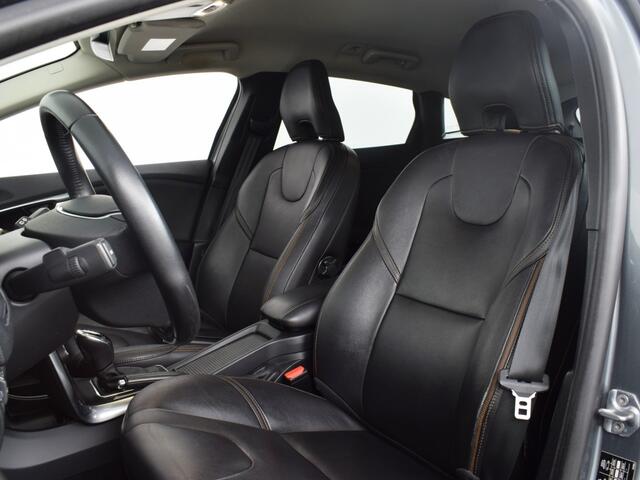 Volvo V40 CROSS COUNTRY 1.5 T3 Summum | Leder o Camera o Keyless o Goed onderhouden