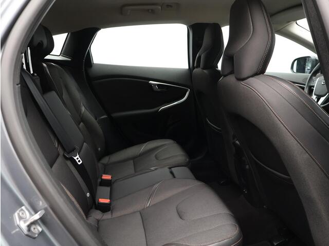 Volvo V40 CROSS COUNTRY 2.0 T4 Automaat Polar+ / Trekhaak / Standkachel / Parkeercamera / Stoelverwarming / Keyless /