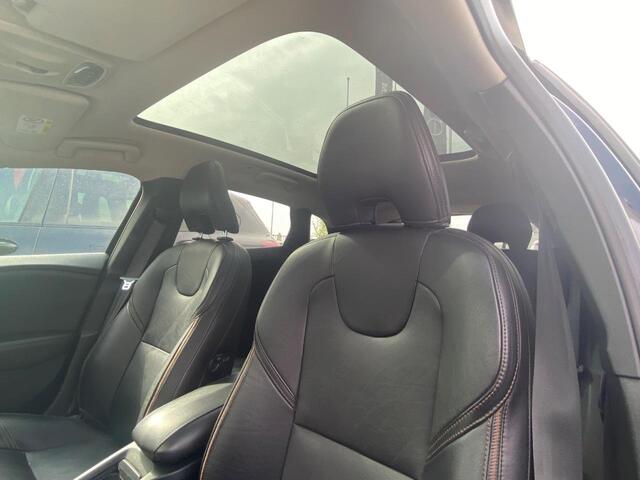 Volvo V40 CROSS COUNTRY 1.5 T3 Summum | Standkachel | Adaptieve cruise control | BLIS | Parkeersensoren | Parkeercamera | Keyless entry/start | Volvo on Call | Panoramadak |