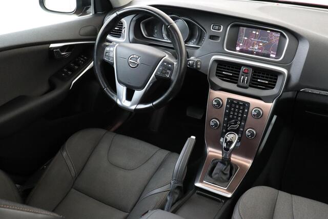 Volvo V40 CROSS COUNTRY T4 AWD GEARTRONIC MOMENTUM *UNIEK!* -PANO.DAK|POWER-SEAT|STANDKACHEL|PARK-ASSIST|16"|VERW.VOORRUIT
