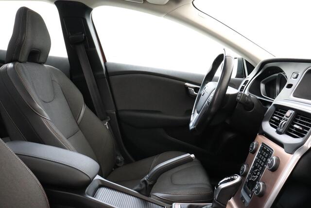 Volvo V40 CROSS COUNTRY T4 AWD GEARTRONIC MOMENTUM *UNIEK!* -PANO.DAK|POWER-SEAT|STANDKACHEL|PARK-ASSIST|16"|VERW.VOORRUIT