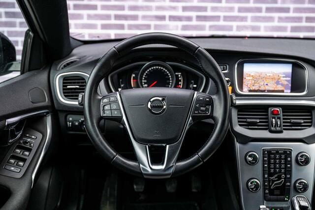 Volvo V40 CROSS COUNTRY 2.0 T3 Nordic+ | Trekhaak | Standkachel | Parkeersensoren voor en achter | Stoelverwarming | Verwarmde voorruit | Cruise Control |