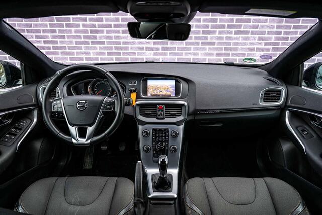 Volvo V40 CROSS COUNTRY 2.0 T3 Nordic+ | Trekhaak | Standkachel | Parkeersensoren voor en achter | Stoelverwarming | Verwarmde voorruit | Cruise Control |