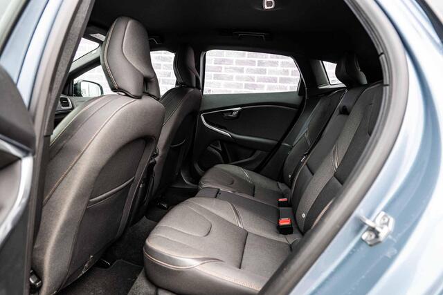 Volvo V40 CROSS COUNTRY 2.0 T3 Nordic+ | Trekhaak | Standkachel | Parkeersensoren voor en achter | Stoelverwarming | Verwarmde voorruit | Cruise Control |