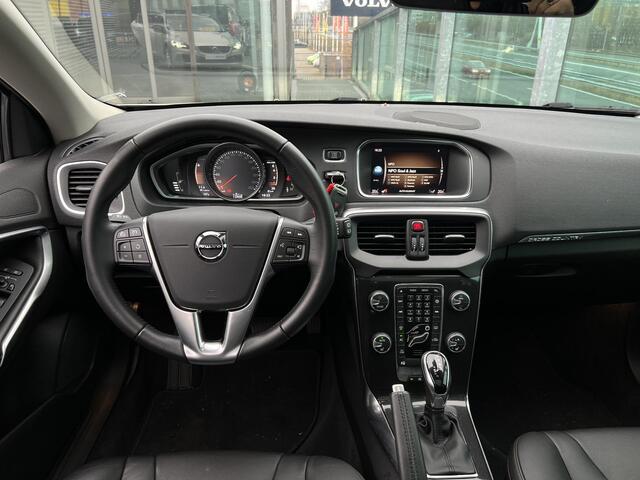 Volvo V40 CROSS COUNTRY 1.5 T3 Polar+ Luxury Automaat, Panoramadak, Lederen bekleding, Unieke kilometerstand, Eerste eigenaar, Noodreservewiel, Parkeercamera, DAB+ radio, Extra getinte ramen vanaf B-stijl, Stoelverwarming, High performance audio