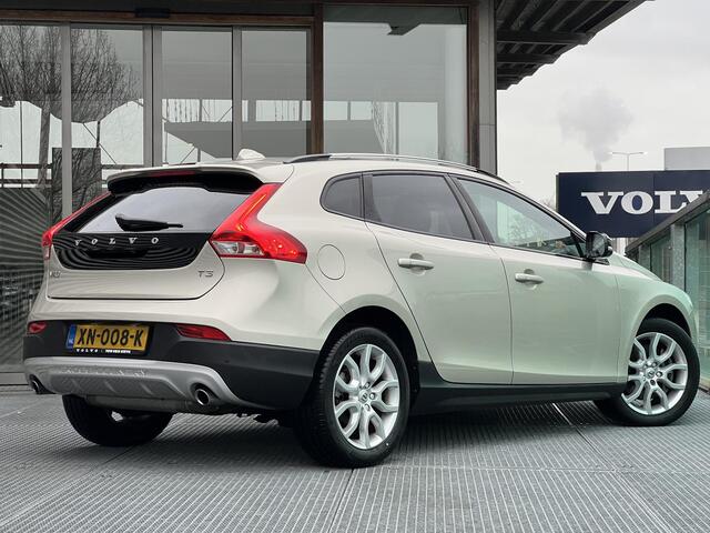 Volvo V40 CROSS COUNTRY 1.5 T3 Polar+ Luxury Automaat, Panoramadak, Lederen bekleding, Unieke kilometerstand, Eerste eigenaar, Noodreservewiel, Parkeercamera, DAB+ radio, Extra getinte ramen vanaf B-stijl, Stoelverwarming, High performance audio