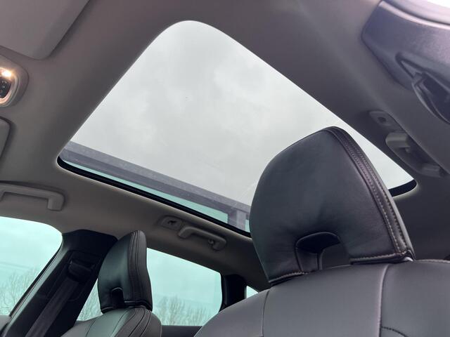 Volvo V40 CROSS COUNTRY 1.5 T3 Polar+ Luxury Automaat, Panoramadak, Lederen bekleding, Unieke kilometerstand, Eerste eigenaar, Noodreservewiel, Parkeercamera, DAB+ radio, Extra getinte ramen vanaf B-stijl, Stoelverwarming, High performance audio