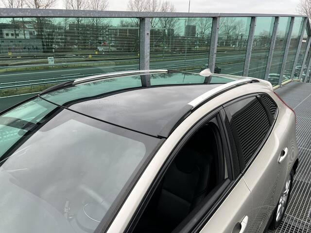 Volvo V40 CROSS COUNTRY 1.5 T3 Polar+ Luxury Automaat, Panoramadak, Lederen bekleding, Unieke kilometerstand, Eerste eigenaar, Noodreservewiel, Parkeercamera, DAB+ radio, Extra getinte ramen vanaf B-stijl, Stoelverwarming, High performance audio