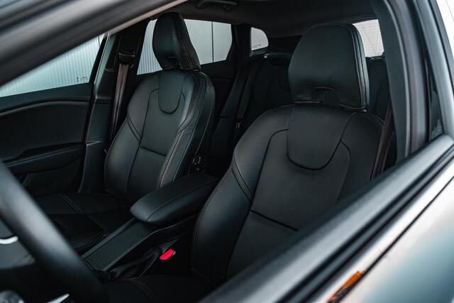 Volvo V40 CROSS COUNTRY T3 152pk Geartronic Polar+ Luxury | Trekhaak | Panormadak | Parkeerverwarming | Donker glas | Park Asisst V+A | DAB+ | Volvo on Call app | Leder | Verw.stoelen