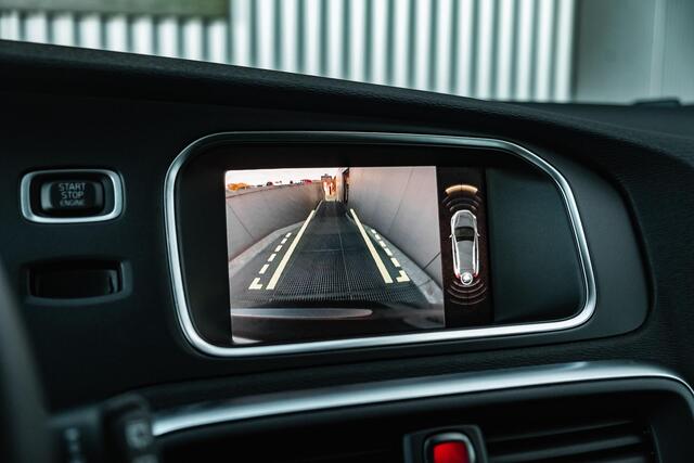 Volvo V40 CROSS COUNTRY T3 152pk Geartronic Polar+ Luxury | Trekhaak | Panormadak | Parkeerverwarming | Donker glas | Park Asisst V+A | DAB+ | Volvo on Call app | Leder | Verw.stoelen