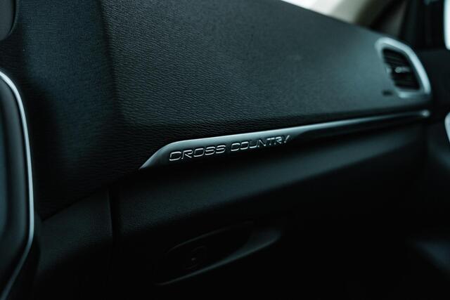 Volvo V40 CROSS COUNTRY T3 152pk Geartronic Polar+ Luxury | Trekhaak | Panormadak | Parkeerverwarming | Donker glas | Park Asisst V+A | DAB+ | Volvo on Call app | Leder | Verw.stoelen