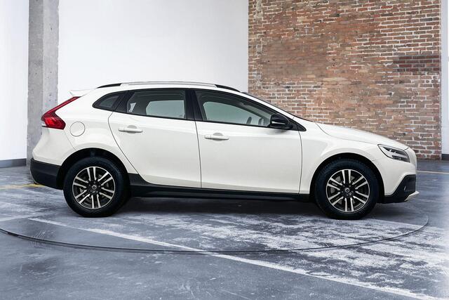 Volvo V40 CROSS COUNTRY T3 Automaat Edition+ | Afneembare trekhaak | Stoelverwarming | Navigatie | Volvo on Call | Climate control | Parkeersensoren achter | High performance audio | Dealeronderhouden