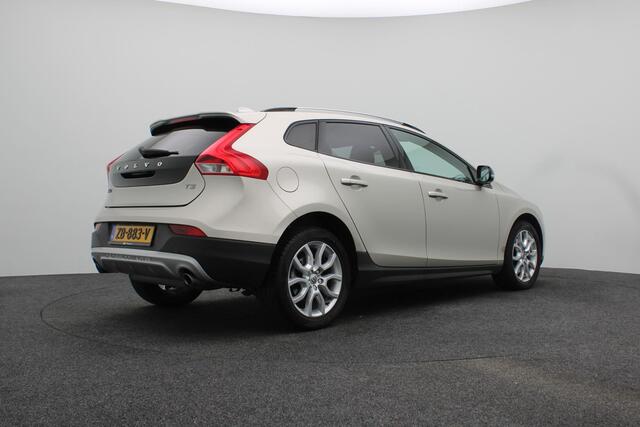 Volvo V40 CROSS COUNTRY 1.5 T3 Polar+ Luxury | Panoramadak | Lederen bekleding | Camera achter | Stoelverwarming |