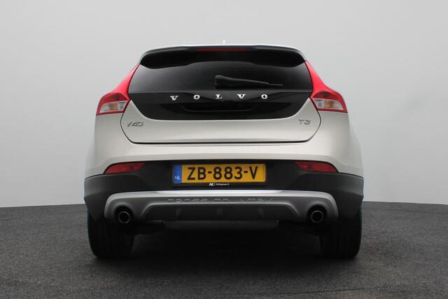 Volvo V40 CROSS COUNTRY 1.5 T3 Polar+ Luxury | Panoramadak | Lederen bekleding | Camera achter | Stoelverwarming |