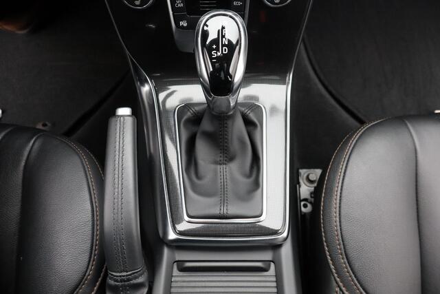 Volvo V40 CROSS COUNTRY 1.5 T3 Polar+ Luxury | Panoramadak | Lederen bekleding | Camera achter | Stoelverwarming |