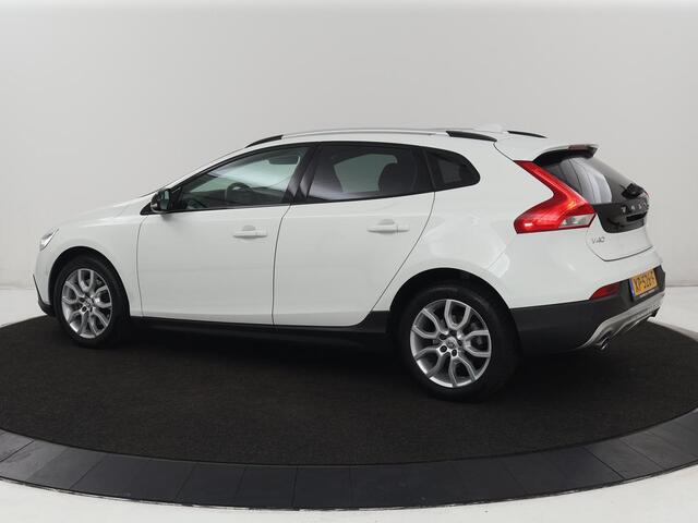 Volvo V40 CROSS COUNTRY 1.5 T3 Polar+ Luxury | Panoramadak | Leder | Trekhaak | Harman/Kardon | Stoelverwarming | Camera | Keyless | Full LED | Park Assist | Climate control | Cruise control