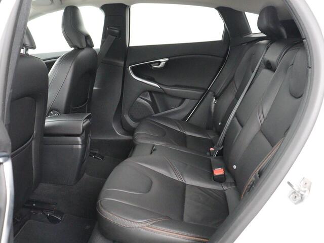 Volvo V40 CROSS COUNTRY 1.5 T3 Polar+ Luxury | Panoramadak | Leder | Trekhaak | Harman/Kardon | Stoelverwarming | Camera | Keyless | Full LED | Park Assist | Climate control | Cruise control