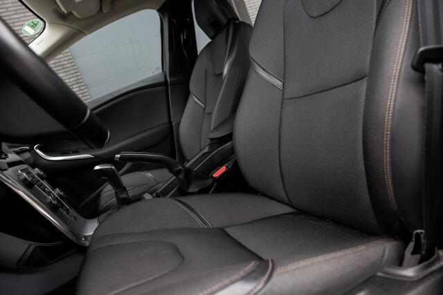 Volvo V40 CROSS COUNTRY 2.0 T3 Nordic+ | PDC V+A | Trekhaak | Winterpakket |