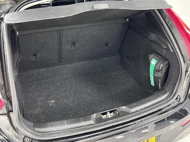 Volvo V40 CROSS COUNTRY 1.5 T3 Polar+ Luxury PANORAMADAK | TREKHAAK | NAVIGATIE | ACHTERUITRIJCAMERA