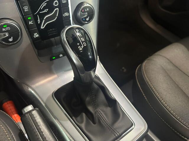 Volvo V40 CROSS COUNTRY T4 Aut. Momentum Trekhaak Parkassist Stoelverwarming 190pk