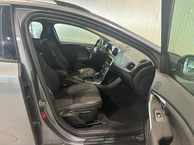 Volvo V40 CROSS COUNTRY T4 Aut. Momentum Trekhaak Parkassist Stoelverwarming 190pk