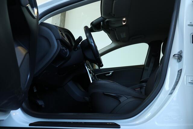 Volvo V40 CROSS COUNTRY T3 Automaat Edition+ | Afneembare trekhaak | Stoelverwarming | Navigatie | Volvo on Call | Climate control | Parkeersensoren achter | High performance audio | Dealeronderhouden