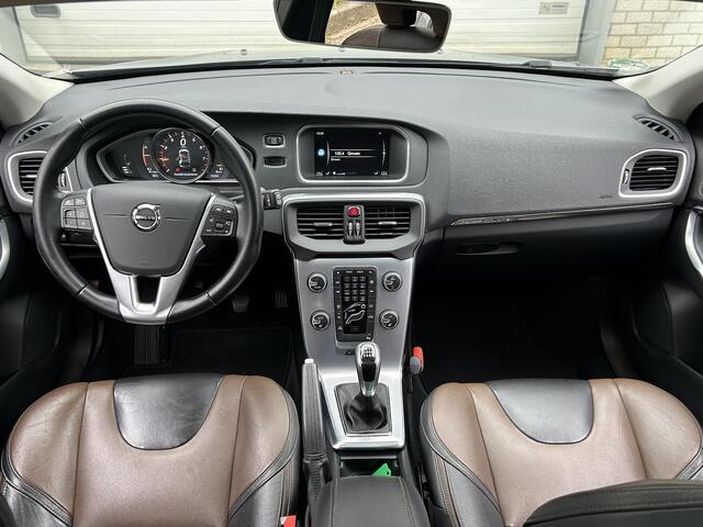 Volvo V40 CROSS COUNTRY 2.0 T3 Summum / Trekhaak / Achteruitrijcamera & sensoren achter / Stoelverwarming / Elektrisch verstelbare bestuurdersstoel / Cruise Control / Climate Control /