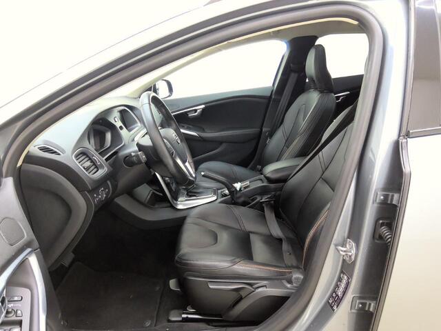 Volvo V40 CROSS COUNTRY 1.5 T3 Polar+ Luxury | Harman/Kardon | DAB | Keyless entry/start | Panoramadak | Parkeer camera | Parkeersensoren V+A | Extra getint glas | Stoelverwarming | Cruise Control |